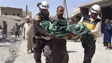 Syrská civilní obrana, známá jako bílé pilby odnáí ranné z místa leteckého...