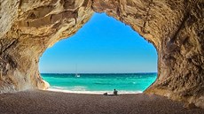 Pohled z jedné z pobřežních jeskyň u pláže Cala Luna Pohled z jedné z pobřežních jeskyň u pláže Cala Luna