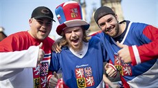 Fanoušci zaplnili Staroměstské náměstí v Praze, fandí českých hokejistům v... Fanoušci zaplnili Staroměstské náměstí v Praze, fandí českých hokejistům v...