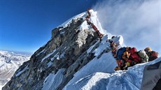 Na Everestu se kvli ideálnímu poasí sely stovky horolezc. (22. kvtna 2019)