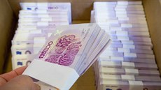 Na limitovanou edici eurobankovky čekali nedočkavci celou noc. Na limitovanou edici eurobankovky čekali nedočkavci celou noc.