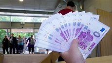 Na limitovanou edici eurobankovky čekali nedočkavci celou noc. Na limitovanou edici eurobankovky čekali nedočkavci celou noc.