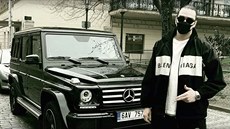 Údajný milionář stojí u luxusního mercedesu - z půjčovny. Údajný milionář stojí u luxusního mercedesu - z půjčovny.