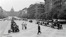 Předrevoluční Praha byla pro západní turisty atraktivní. Přijížděli do města, v... Předrevoluční Praha byla pro západní turisty atraktivní. Přijížděli do města, v...