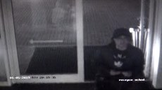 Zloděj utekl s batohem za čtvrt milionu, turistům ho ukradl na recepci Zloděj utekl s batohem za čtvrt milionu, turistům ho ukradl na recepci