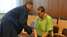 Obžalovaný Vladimír Sárközi (vpravo) při rozhovoru se svým obhájcem ex offo.... Obžalovaný Vladimír Sárközi (vpravo) při rozhovoru se svým obhájcem ex offo....