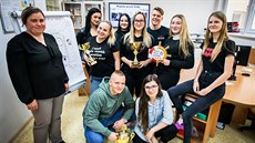 Na snímku jsou zleva učitelka Olga Tupá, Veronika Bayerová, Adriana... Na snímku jsou zleva učitelka Olga Tupá, Veronika Bayerová, Adriana...