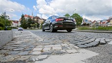 Hluk z aut projíždějících po kostkách na nábřeží v centru Jindřichova Hradce... Hluk z aut projíždějících po kostkách na nábřeží v centru Jindřichova Hradce...