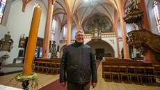 Farář Michal Pulec představuje opravený děkanský kostel Proměnění Páně v Táboře. Farář Michal Pulec představuje opravený děkanský kostel Proměnění Páně v Táboře.