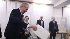 Prezident Miloš Zeman volil ve volbách do Evropského parlamentu. Odmítrl říci,... Prezident Miloš Zeman volil ve volbách do Evropského parlamentu. Odmítrl říci,...