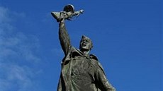 Bronzová socha rudoarmějce je centrálním bodem Mariánského náměstí ve Znojmě,... Bronzová socha rudoarmějce je centrálním bodem Mariánského náměstí ve Znojmě,...