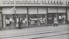 Oblečení se v osmdesátých letech v Brně nakupovalo v Luxusu a v Domě moderní... Oblečení se v osmdesátých letech v Brně nakupovalo v Luxusu a v Domě moderní...