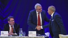 Prezident Hospodářské komory ČR Vladimír Dlouhý (uprostřed) a předseda Senátu... Prezident Hospodářské komory ČR Vladimír Dlouhý (uprostřed) a předseda Senátu...