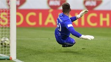 Ostravský brankář Viktor Budinský ve finále poháru inkasuje z penalty od... Ostravský brankář Viktor Budinský ve finále poháru inkasuje z penalty od...