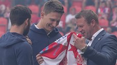 Slávistický útočník Milan Škoda a záložník Josef Hušbauer (vlevo) přebírají... Slávistický útočník Milan Škoda a záložník Josef Hušbauer (vlevo) přebírají...