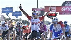 PODRUHÉ. Caleb Ewan slaví už své druhé letošní prvenství na Giru. Ovládl i... PODRUHÉ. Caleb Ewan slaví už své druhé letošní prvenství na Giru. Ovládl i...