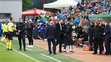 Milan Baroš (vpravo v dlouhém bundě a bílých štulpnách) byl po obdržené brance... Milan Baroš (vpravo v dlouhém bundě a bílých štulpnách) byl po obdržené brance...