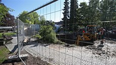 Po počátečních rozpacích, kdy stavební firma staveniště nejprve oplotila a pak... Po počátečních rozpacích, kdy stavební firma staveniště nejprve oplotila a pak...