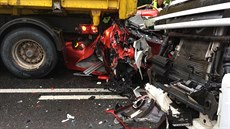 Kamion sešrotoval malé osobní auto, osádka vozu přežila jako zázrakem. Kamion sešrotoval malé osobní auto, osádka vozu přežila jako zázrakem.
