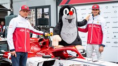Piloti F1 Kimi Räikkönen a Antonio Giovinazzi s Krtečkem, jehož kresba se... Piloti F1 Kimi Räikkönen a Antonio Giovinazzi s Krtečkem, jehož kresba se...