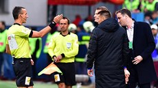 Rozhodčí Petr Ardeleanu posílá do šaten vyloučeného Milana Baroše z Baníku... Rozhodčí Petr Ardeleanu posílá do šaten vyloučeného Milana Baroše z Baníku...