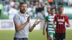 Trenér Bohemians Martin Hašek povzbuzuje svoje svěřence v utkání s Opavou. Trenér Bohemians Martin Hašek povzbuzuje svoje svěřence v utkání s Opavou.