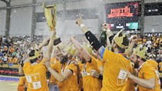 Házenkáři Plzně slaví s diváky extraligový titul. Házenkáři Plzně slaví s diváky extraligový titul.