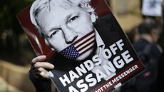 Fotka Juliana Assange, kterou drí jeho stoupenec na demonstraci v Londýn. (1....