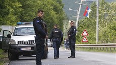 Příslušníci zvláštních sil kosovské policie poblíž vesnice Cabra převážně... Příslušníci zvláštních sil kosovské policie poblíž vesnice Cabra převážně...
