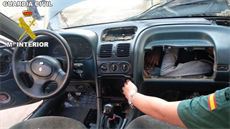 Španělská policie přistihla migranta ukrytého mezi palubní deskou a motorem... Španělská policie přistihla migranta ukrytého mezi palubní deskou a motorem...