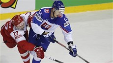 Slovenský hokejista Michal ajkovský bojuje o puk na mistrovství svta.