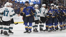 Hokejisté St. Louis Blues děkují soupeři ze San Jose Sharks za sérii v play off... Hokejisté St. Louis Blues děkují soupeři ze San Jose Sharks za sérii v play off...
