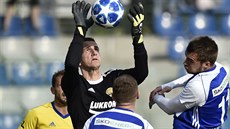 Zlínský brankář Matej Rakovan chytá míč před boleslavskými útočníky Murisem... Zlínský brankář Matej Rakovan chytá míč před boleslavskými útočníky Murisem...