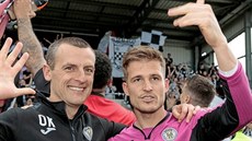 Brankář Václav Hladký (vpravo) a trenér Oran Kearney slaví udržení týmu St.... Brankář Václav Hladký (vpravo) a trenér Oran Kearney slaví udržení týmu St....