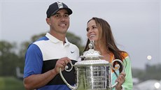 Brooks Koepka slaví dalí titul na PGA Championship s partnerkou Jenou Simsovou.