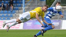 Petr Tlustý (vlevo) z Jihlavy skočil po míči v zápase s Ústím. Petr Tlustý (vlevo) z Jihlavy skočil po míči v zápase s Ústím.