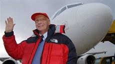 Niki Lauda pózuje na vídeském letiti