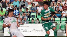 Vojtěch Smrž (vlevo) z Karviné hlavičkuje před Antonínem Vaníčkem z Bohemians. Vojtěch Smrž (vlevo) z Karviné hlavičkuje před Antonínem Vaníčkem z Bohemians.