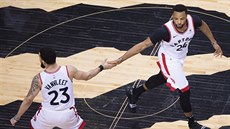 Norman Powell (24) a Fred VanVleet (23) oslavují koš Toronta. Norman Powell (24) a Fred VanVleet (23) oslavují koš Toronta.