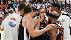 Nymburští basketbalisté se těší z výhry v Děčíně. Nymburští basketbalisté se těší z výhry v Děčíně.