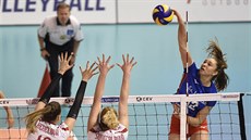 Michaela Mlejnková (vpravo) z České republiky smečuje přes Ninu Herelovou a... Michaela Mlejnková (vpravo) z České republiky smečuje přes Ninu Herelovou a...