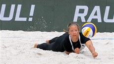 Tereza Kotlasová se snaží vybrat útok soupeřek. Tereza Kotlasová se snaží vybrat útok soupeřek.