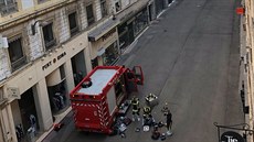 Francouztí hasii zasahují na míst výbuchu v Lyonu. (24. kvtna 2019)