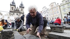 Tým akademického sochaře Petra Váni odkryl na Staroměstském náměstí v Praze... Tým akademického sochaře Petra Váni odkryl na Staroměstském náměstí v Praze...