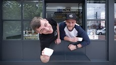 Pavel Jeřábek a Marek Jägermann (zleva) proměnili novinový stánek na terminálu... Pavel Jeřábek a Marek Jägermann (zleva) proměnili novinový stánek na terminálu...