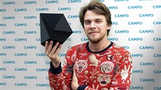 Vojtěch Dyk pózuje na propagační fotografii CAMPQ s jedním z mimozemských tvorů. Vojtěch Dyk pózuje na propagační fotografii CAMPQ s jedním z mimozemských tvorů.