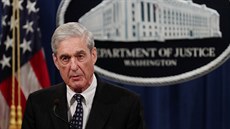 Zvláštní vyšetřovatel Robert Mueller při svém prvním veřejném prohlášení (29.... Zvláštní vyšetřovatel Robert Mueller při svém prvním veřejném prohlášení (29....