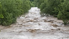Rozvodněná řeka Bečva v obci Ústí (22. května 2019) Rozvodněná řeka Bečva v obci Ústí (22. května 2019)