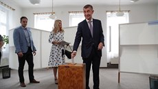 Premiér a předseda hnutí ANO Andrej Babiš s manželkou volili v Průhonicích u... Premiér a předseda hnutí ANO Andrej Babiš s manželkou volili v Průhonicích u...