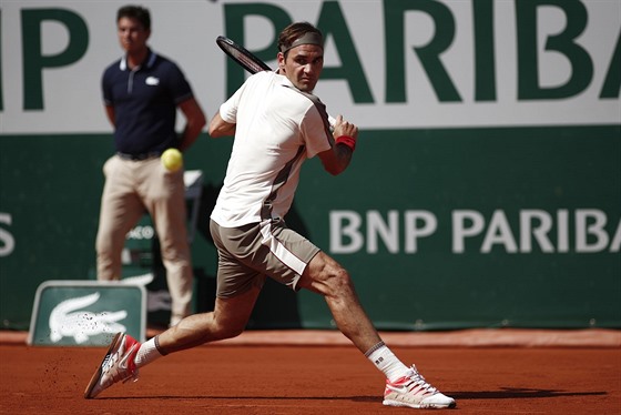 vcar Roger Federer se napahuje na bekhend ve tetm kole Roland Garros.